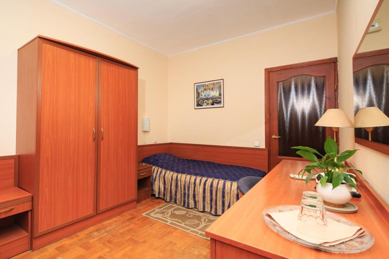 Hotel Zhayvir Kiev Esterno foto