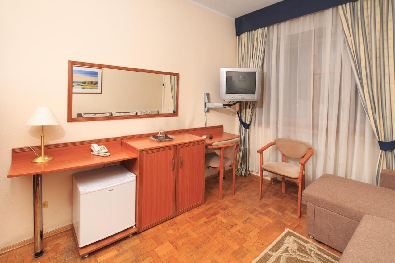 Hotel Zhayvir Kiev Esterno foto